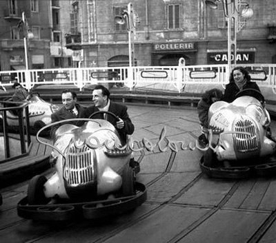 Autoscontri alla fiera ambulante. Porta Genova, Milano, 1950